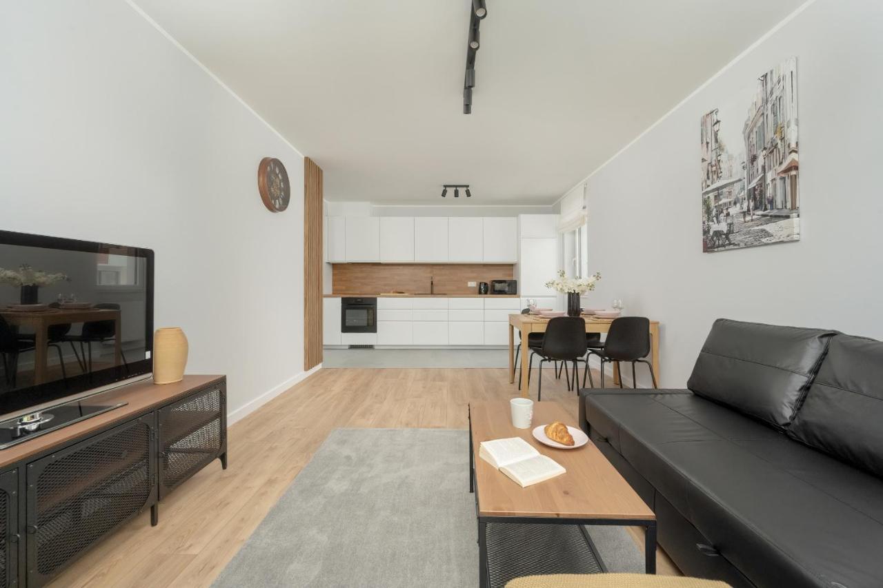 Апартаменти Pleasant Decor, Balcony & Parking Wroclaw By Renters Radwanice